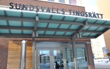 Bild på Sundsvalls tingsrätts entré utifrån.