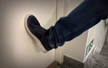 Arrangerad bild där en fot ses sparka mot en dörr.