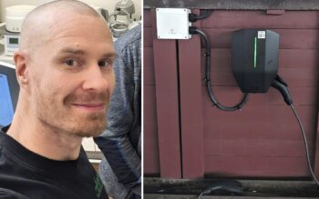 Porträtt på en man och en elbildladdare