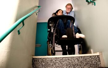 Isa Grönwall sitter fast i sin lägenhet när hissen är trasig. Här med sin gode man Per Andersson.