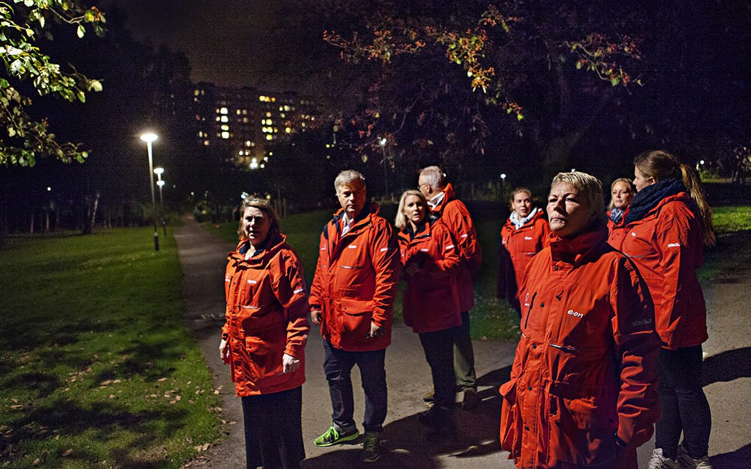 Nattvandrarna ute på kvällsrunda i bostadsområdet.