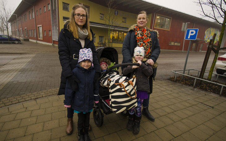 Petra McLean och grannen Eva Johannesson med sina barn.