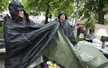 Anni Johansson, Kviberg, och Tore Lamminheimo, Agnesborg, fick skydda sina varor från regnet.