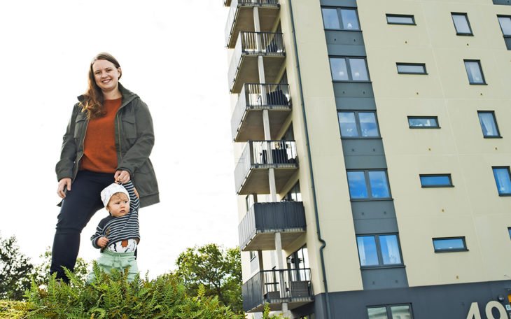 Hanna och Alfred Malmstedt framför åttavåningshuset på Bergsvägen.