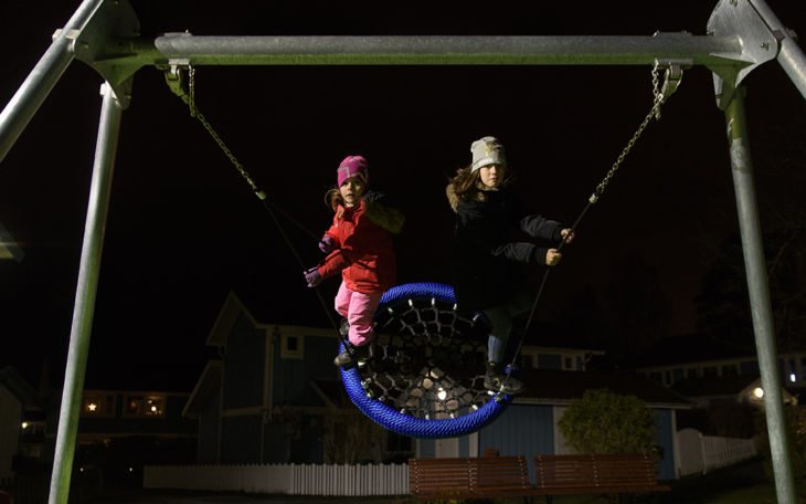 Isabelle Gripengård och Elsa Estrefi gungar högt på kompisgungan.