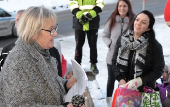 Ann-Margarethe Livh (V) tar emot hyresgästernas kravlista.