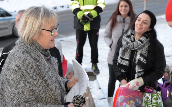 Ann-Margarethe Livh (V) tar emot hyresgästernas kravlista.