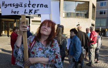 Lynnette Johansson bor i en LKF-bostad i Dalby och är en av de som protesterar mot Lunds vinstuttag från LKF.