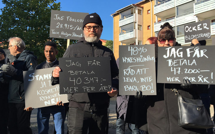 Hyrsgäster med svarta plakat demonstrerar på Olskrokstorget.