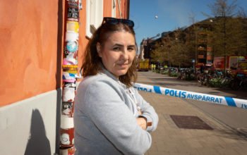 Hyresgästen Afsaneh Gholami vet inte när hon kan återvända till sin lägenhet på Smedjegatan - eller hur den påverkats av branden.