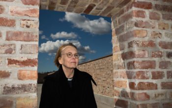 Domkyrkokaplan Lena Sjöstrand berättar att det i stadsträdgården kommer att finnas ett bord under tak.