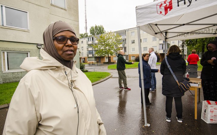 Ammal Said framför Hyresgästföreningens tält på Bondegärdet i Hjällbo.