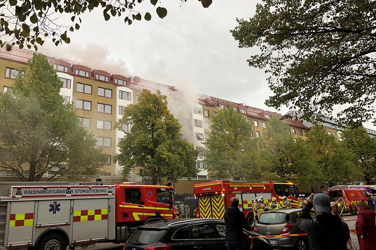 Först efter ett dygn kunde räddningstjänsten avsluta sin insats på Övre Husargatan efter förra veckans explosion och storbrand. Arkivbild.