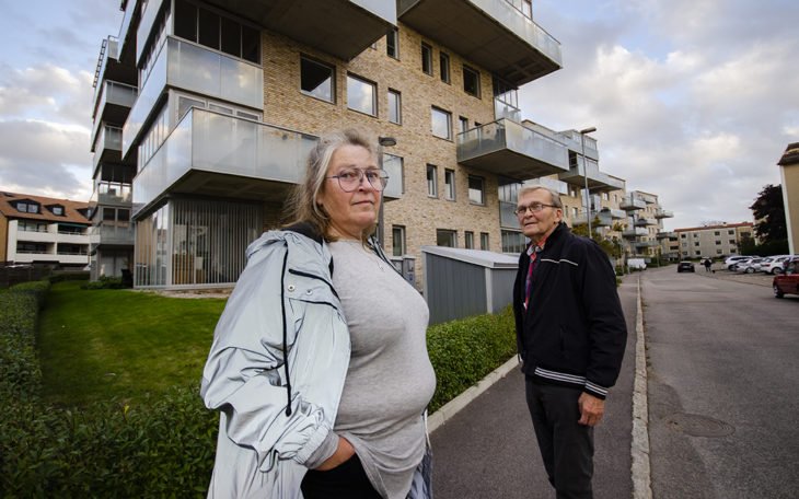 Bostadskön i Varberg är lång och det är bra att det byggs fler lägenheter, tycker Annelie Bertilsson och Jörgen Karlsson. Men inte om det sker till priset av att äldre, billigare hyresrätter stryker med. På Krabbes väg har just detta skett. Hyrorna i de nybyggda husen är betydligt högre.