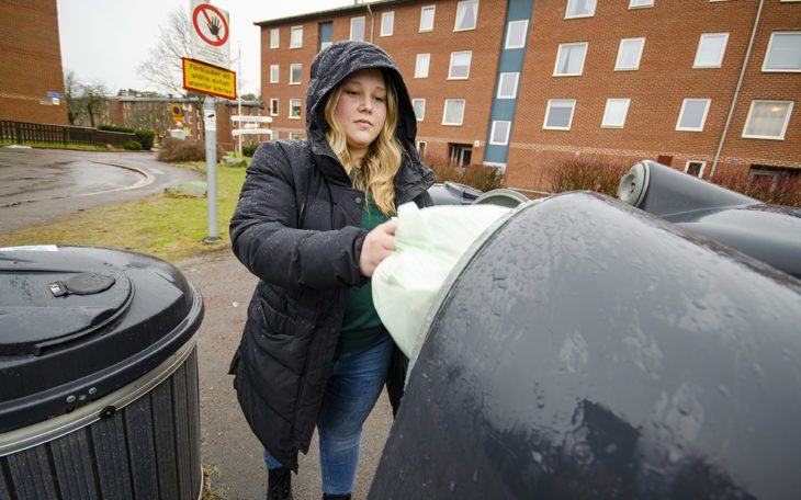 Värden hittade Emma Sjöbergs soppåse på marken. Sedan kom fakturan: tusen kronor jämnt. Detta trots att sopböter är otillåtna.