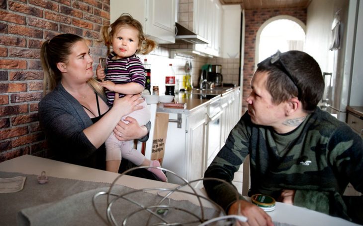 Louise, Saga och Robin Wahlgren hemma i köket i Bara.