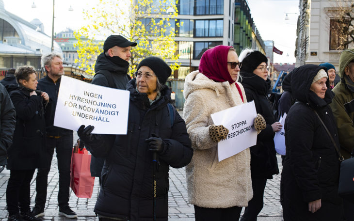 Både privata och kommunala bostadsbolag kräver att få höja hyrorna med upp till tio procent. Hyresgäster protesterade i centrala Göteborg på lördagen.