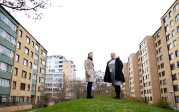 Israa Atabi och Mouna Bendlemalem på Bellevuegården i Malmö fick arbete hos hyresvärden MKB, det kommunala bostadsbolaget.