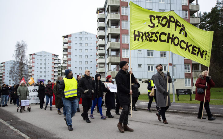 Hyresgäster i Boskopsgården demonstrerar mot Willhems krav att få höja hyran med 10 procent. Willhem vill dessutom dra in pengarna till hyresgästernas samlingslokaler.