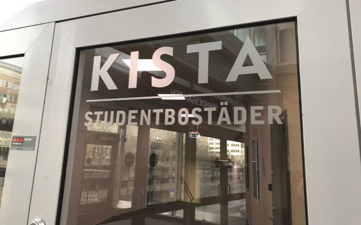 Skylt på dörr med texten "Kista studentbostäder"