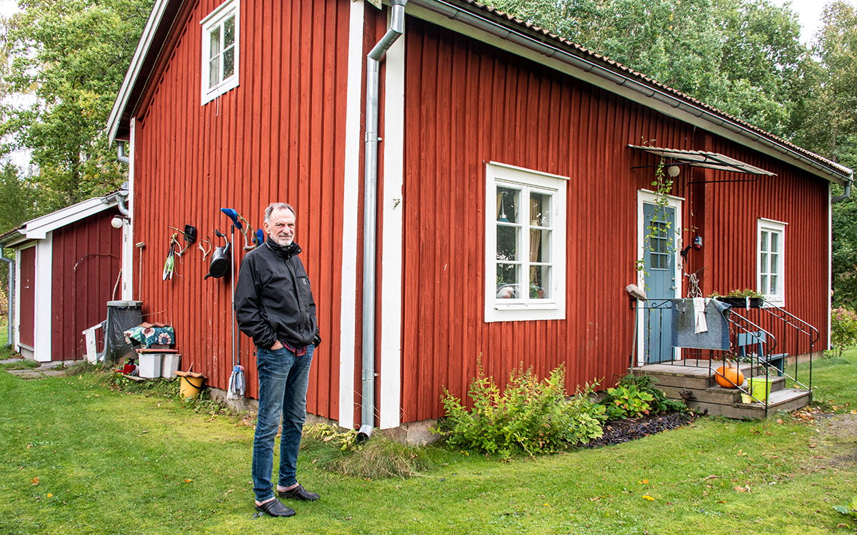 Bilden visar ett torp som förvaltas och hyrs ut av Statens fastighetsverk. Tommy Born syns också på bilden.