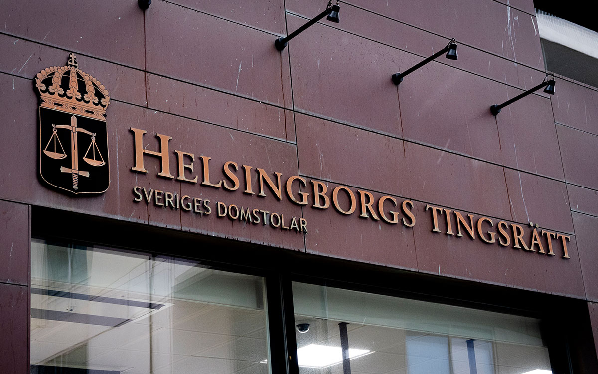 Helsingborgs tingsrätts byggnad med text på fasaden "Helsingborgs tingsrätt, Sveriges domstolar".
