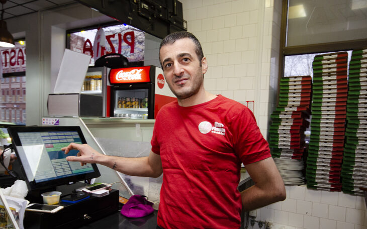 Vaheel Mahjed Ahmed Ahmed jobbar heltid på en pizzeria. Ändå är han orolig för hur han ska klara hushållsekonomin när hyran för familjens lägenhet snart höjs rejält. "Jag har samma lön som förut, den går inte upp en krona", säger han.