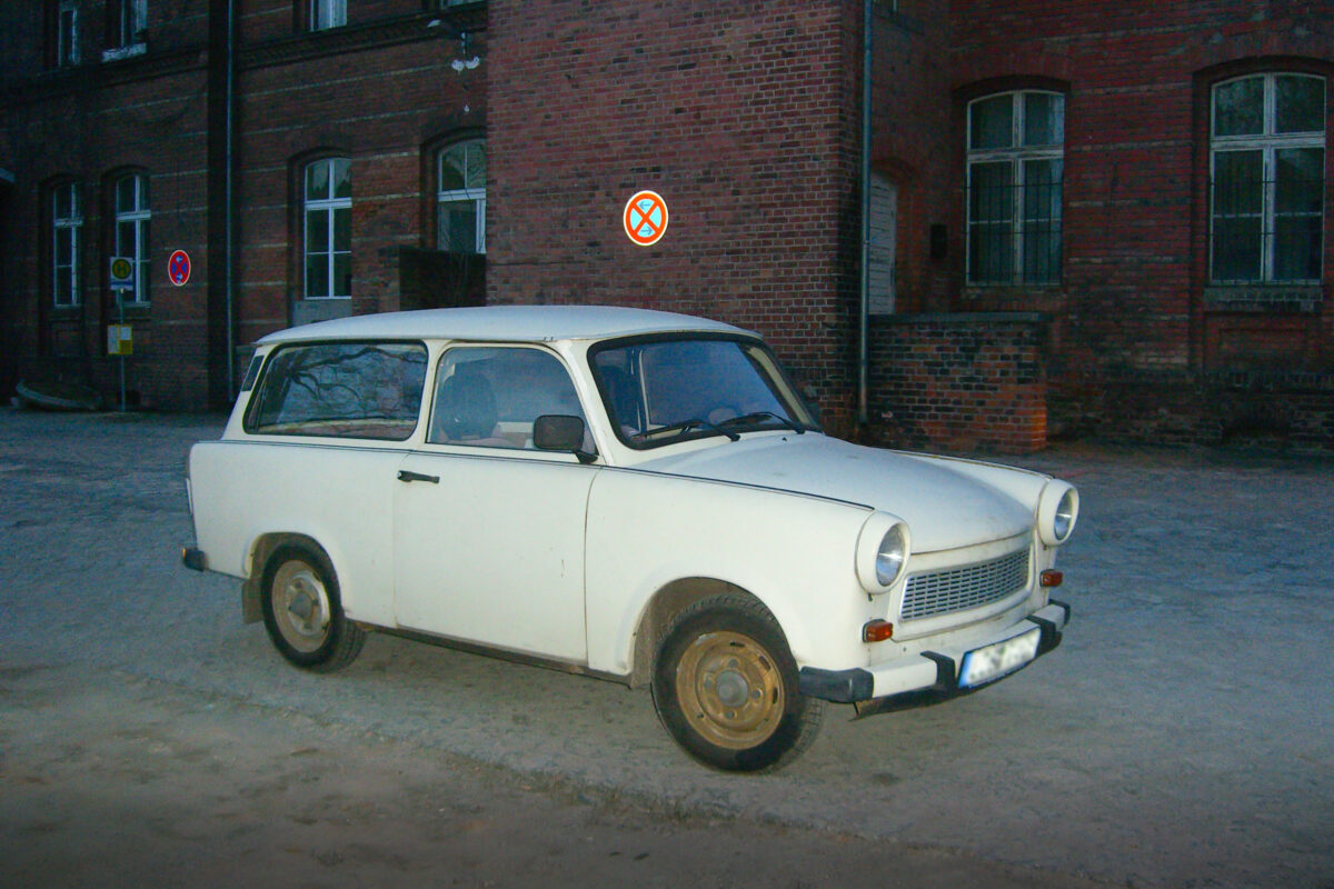 Lars Jonung jämför väntan på en hyresrätt med väntan på att få äga en Trabant i forna Östtyskland.