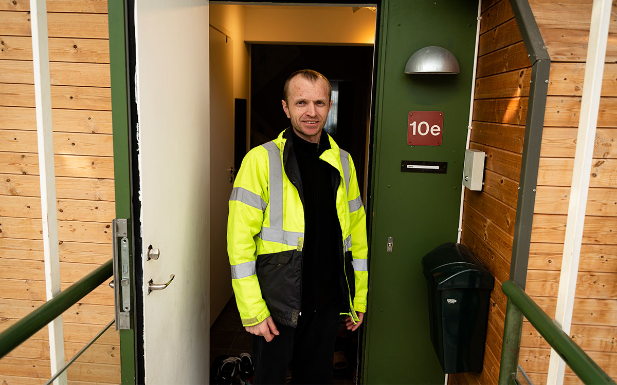 Valentin Sava bor nu på en annan ort - men väntar fortfarande på de pengar han betalt i deposition för lägenheten i Ljungbyhed.