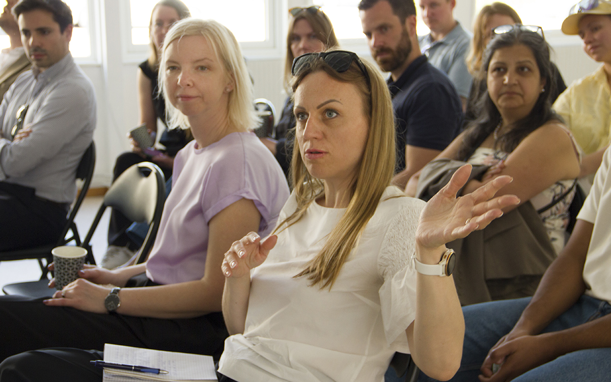 Liga Lapina och Ieva Kalnina från Riga sitter längst fram när delegationen från Net Zero Cities lyssnar på en presentation. I bakgrunden syns bland andra Nupur Prothi. 