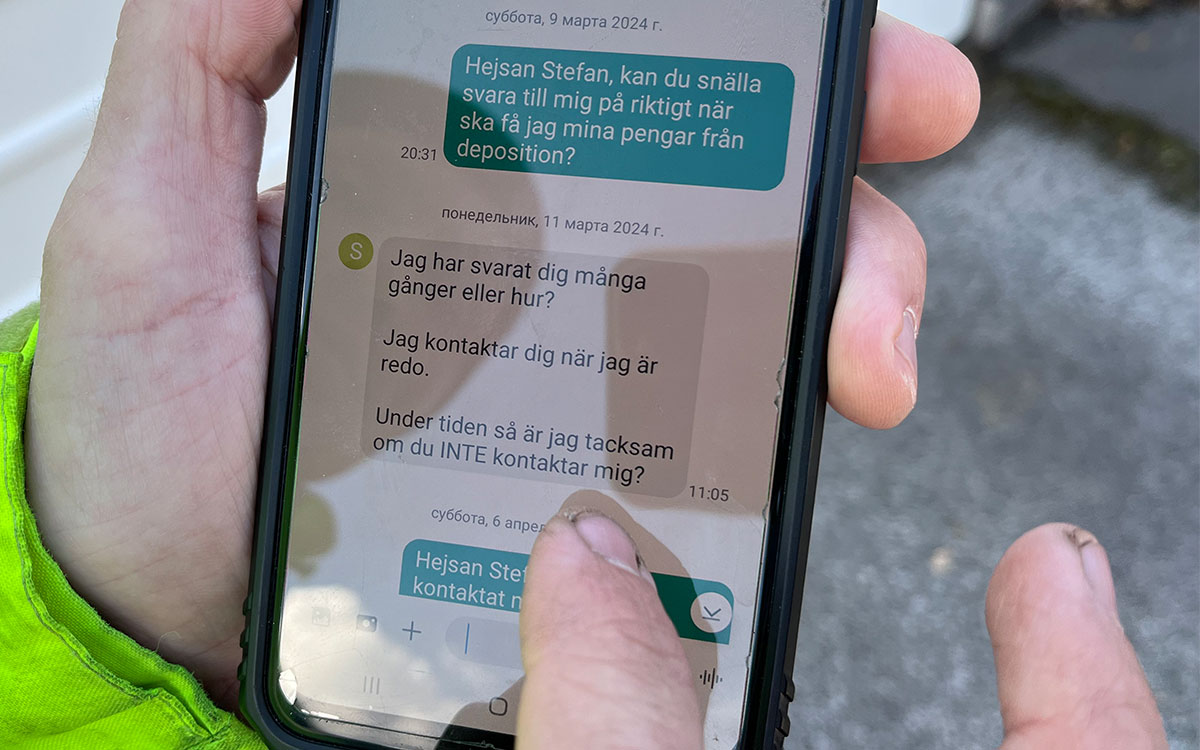 Bild på en mobil med en sms-konversation. "Hej Stefan, kan du snälla svara till mig på riktigt när ska få jag mina pengar från deposition?", "Jag har svarat dig många gånger eller hur? Jag kontaktar dig när jag är redo. Under tiden så är jag tacksam om du INTE kontaktar mig?".