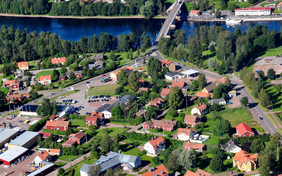Flygbild över en del av Leksand. På fotot syns flera hus och i bakgrunden ser man Österdalälven.