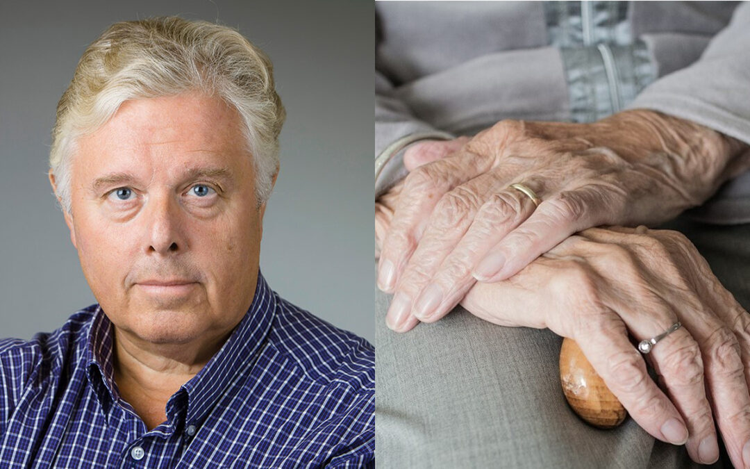 En tvådelad bild. Den vänstra bilden föreställer en man i 70-årsåldern som tittar rakt in i kameran. Han har grått, lite vågigt hår med inslag av blont. Han bär en blå skjorta. Bilden till höger föreställer två korsade, ådriga händer som tillhör en äldre människa. Högra handen håller i en käpp.