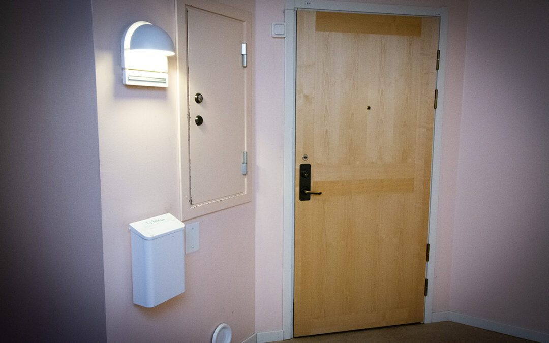 Skattebetalarna i Göteborg har gått miste om en kvarts miljon. Samtidigt har stadens försuttit chansen att hyra ut ettrummaren i fem år, trots skenande bostadsbristen. Andra personer verkar dock ha bott gratis i lägenheten efter att den ursprunglige hyresgästen dog.