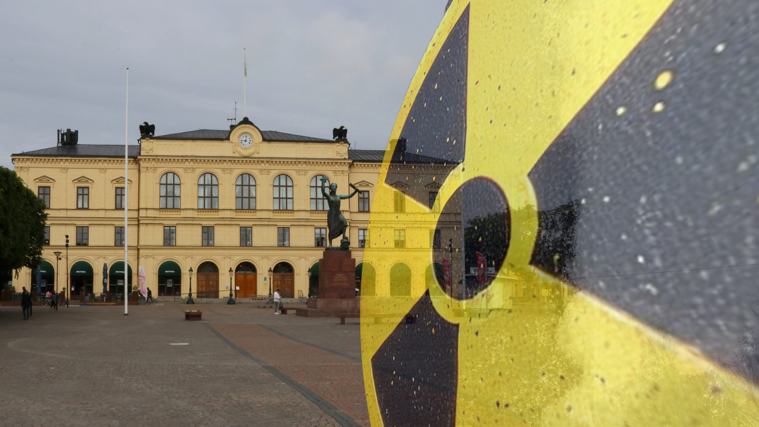 En bild på tingshuset i Karlstad och symbolen för radioaktivitet.