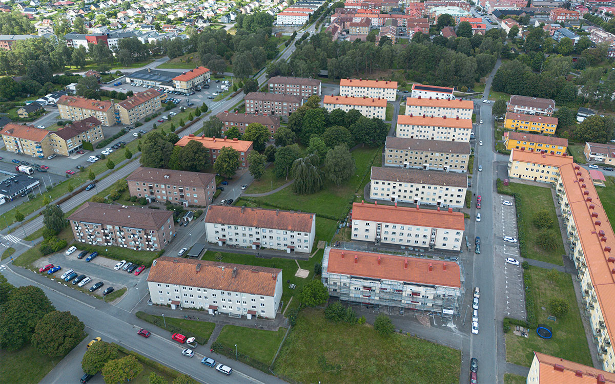 En bild tagen uppifrån som visar ett bostadsområde med flera flervåningshus.