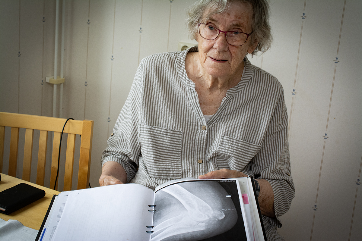 Dörren till soprummet slog igen med kraft. Marianne Nordhausen, 88 år, föll och skadades allvarligt. Varbergs Bostad hade monterat bort dörrbromsen. Men bolaget vill inte ta något ansvar för olyckan.