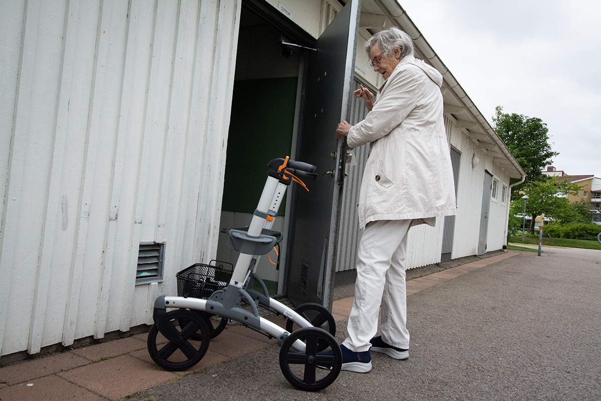 Varbergs bostad hade monterat bort dörrbromsen till soprummet. Marianne Nordhausen dick dörren på sig, föll och skadades allvarligt. Men bolaget vill inte ta något ansvar för olyckan.