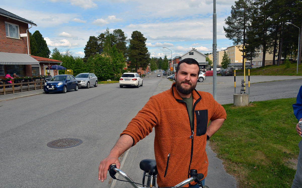 Carl Höglund står med sin cykel i Storuman. Han är nöjd över sin parkeringsavgift.