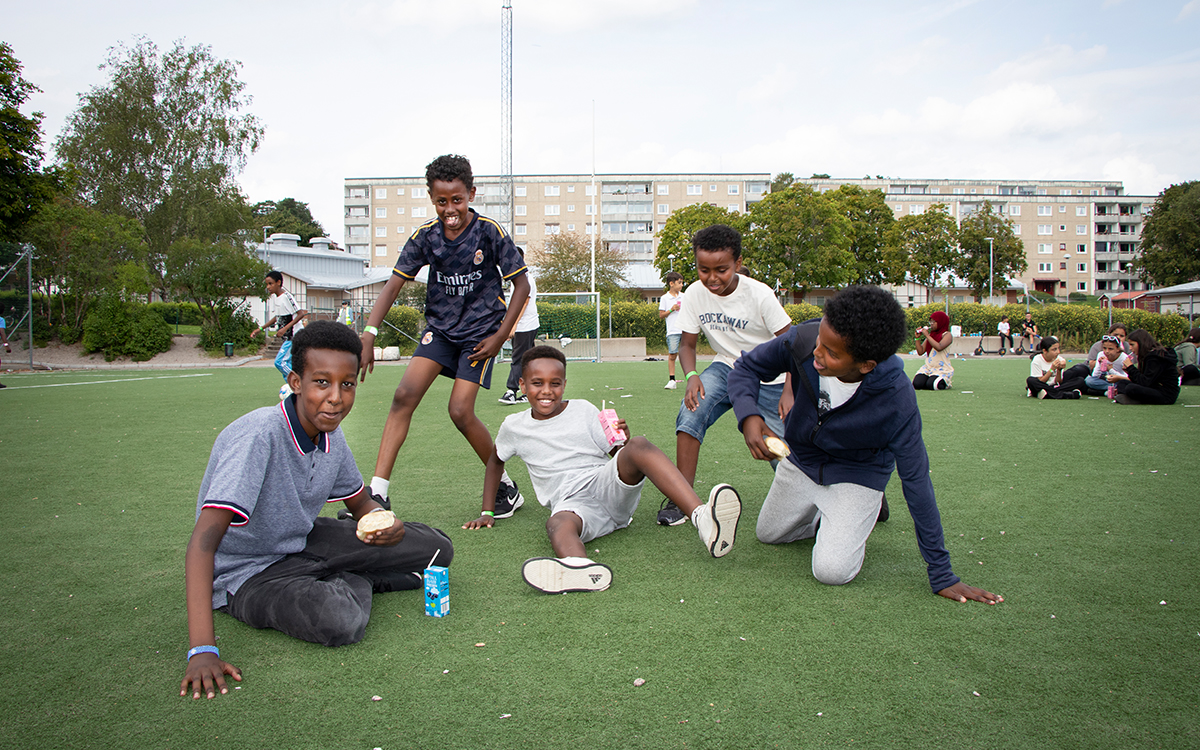 Abdullahi Hussein, 13, med sina kompisar på Street Games på Dalaberg i Uddevalla. 