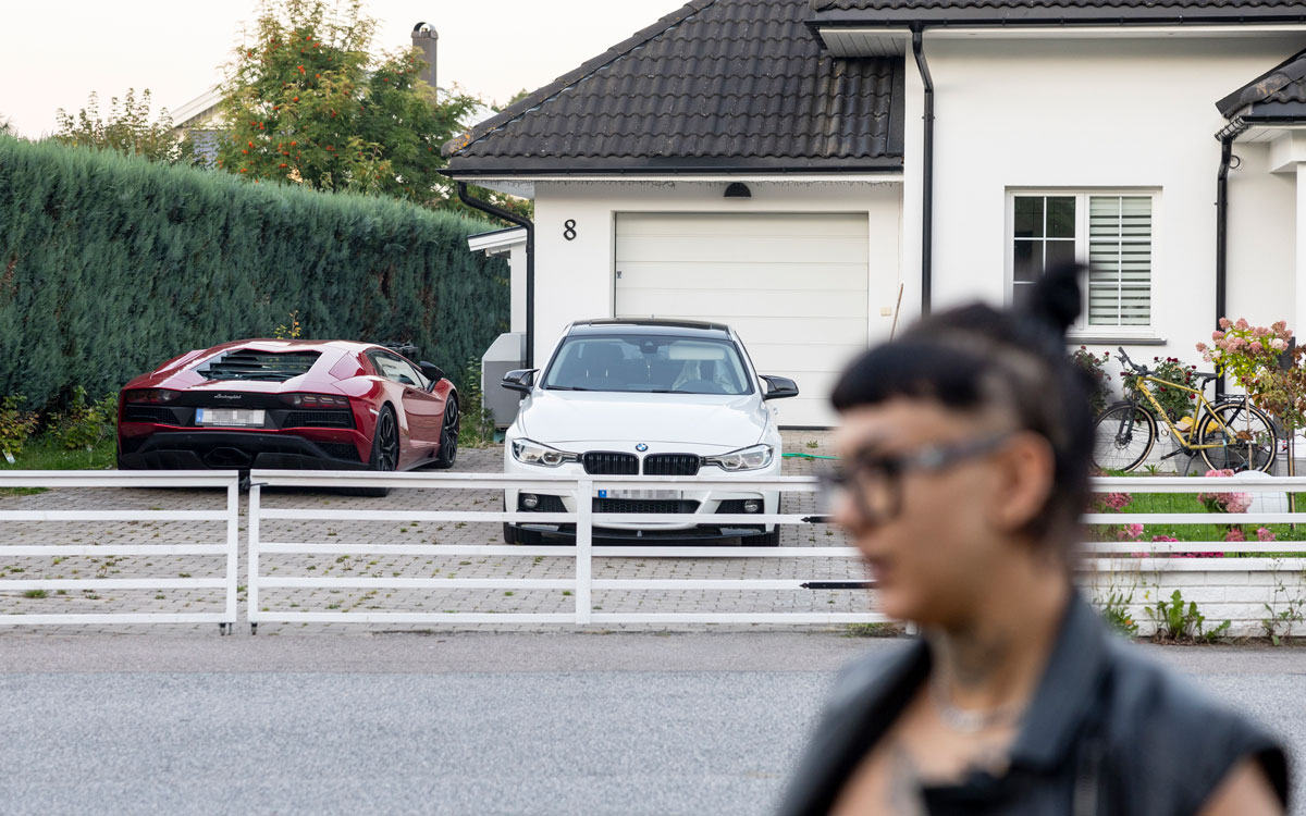 Luna Larsson, utanför sin hyresvärds hus. Här bor vd:n för Sölvegårds fastigheter AB. 