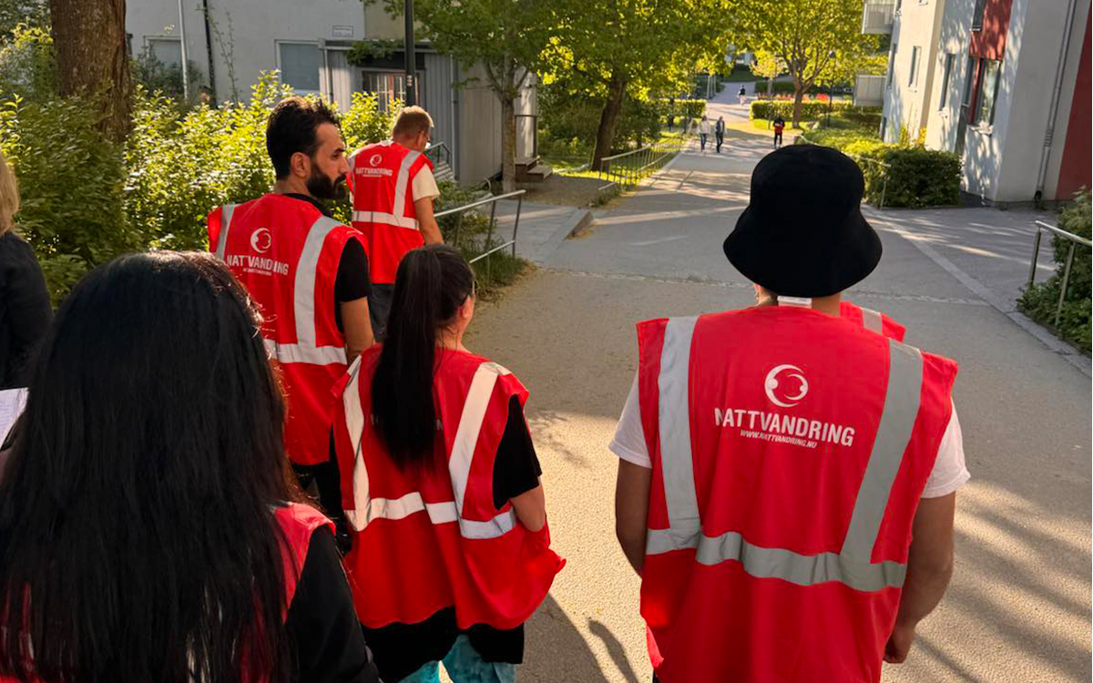 Frivilliga inom organisationen Nattvandring.nu genomför en nattvandring.