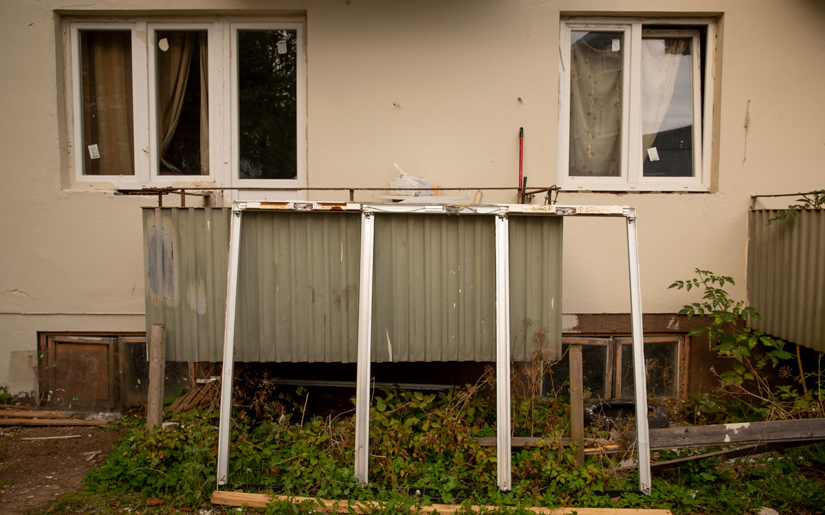 Baksidan av huset i Borås som kommunen kräver tvångsförvaltning av.