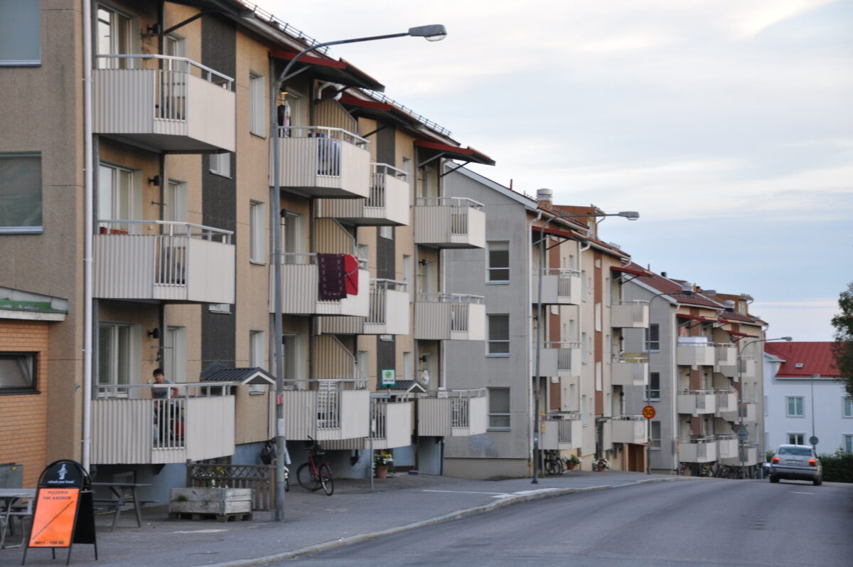 En exteriörbild på ett flerbostadshus balkonger.