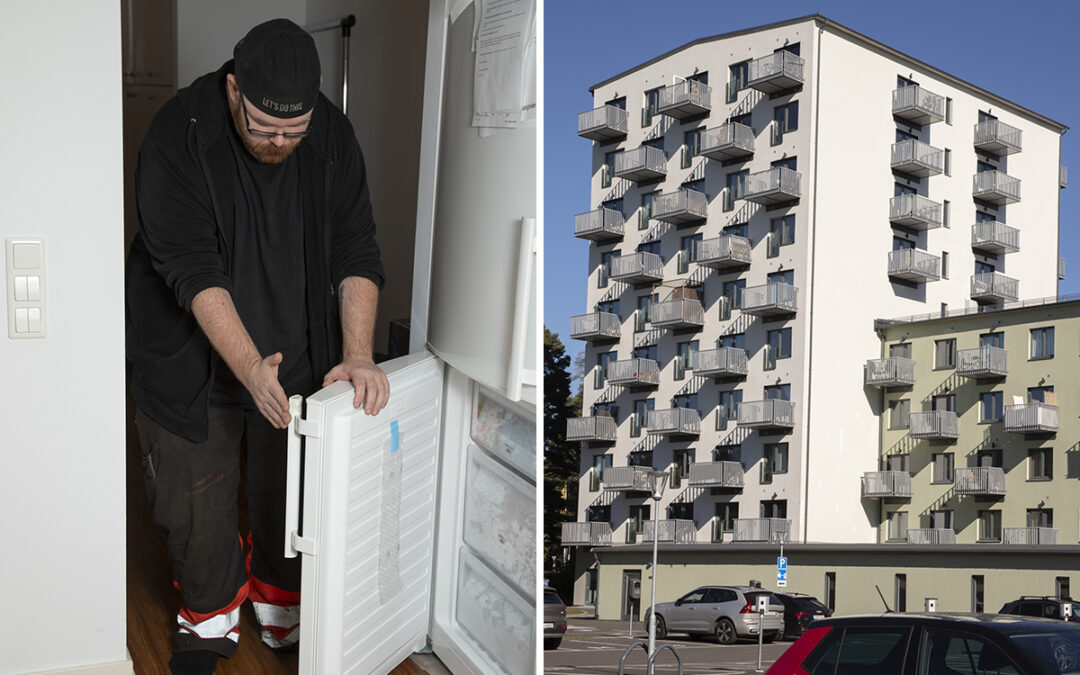 Tvådelat foto: Joel Persson i mörka kläder, keps, glasögon står framåtlutad i gången mellan hallen och köket med frysdörren öppen och visar med handen var dagbädden skulle gå om den stod i hörnet mitt emot köksdelen av ettan. Till höger: Fasadfoto av det nybyggda höghuset, vitt med en mängd balkonger i grå metall. Joel Persson bor i en nybyggd lägenhet och har haft 14 grader hemma. Nu vill hyresvärden installera ett element som är så tjockt att hans kombinerade soffa och säng inte får plats i lägenheten.