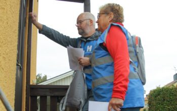 Magnus Tengberg och Cajsa Linderoth från Hyresgästföreningen knackar på hos hyresgäster i Mariestad.