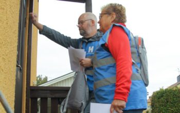 Magnus Tengberg och Cajsa Linderoth från Hyresgästföreningen knackar på hos hyresgäster i Mariestad.