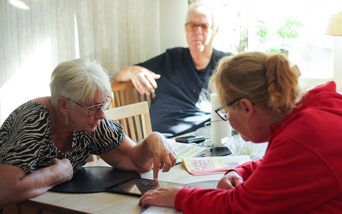 Boendeutvecklare Marie Sundberg ställer frågor till Maggan och Rolf Rutgersson om deras boendemiljö. 