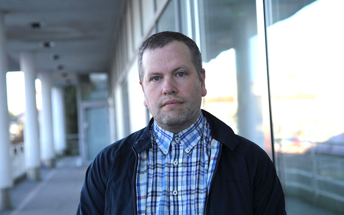 Enligt Jens Waldenström, jurist Hyresgästföreningen region Stockholm, tar domstolar sällan hänsyn till barnkonventionen i sina avgöranden. De hoppar över det steget och använder standardformuleringar där det står att barnets bästa inte getts avgörande betydelse.