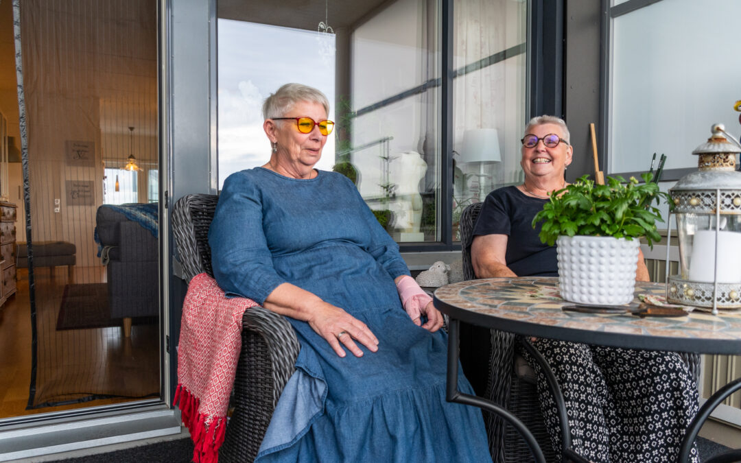 Bilden visar de goda grannarna och vännerna Lena Forselius och Birgitta Johansson.